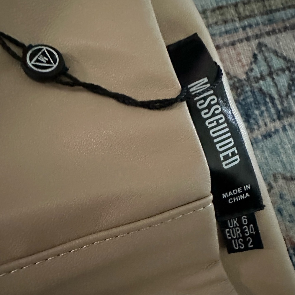 ✨ Missguided Faux Leather Leggings Split Hem Stone Sz 2 khaki, skinny, neutral - Picture 5 of 10